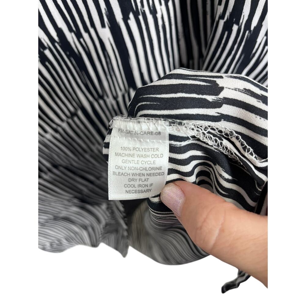 Black White Stripe Sleeveless Mock Wrap Flowy Blouse Women’s 1X Plus Size - Picture 4 of 4